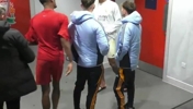 皇马0-2利物浦赛后，赫拉芬贝赫将阿诺德的球衣递给了贝林👀