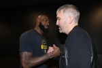 两大传奇！NBA官推晒詹姆斯与NHL历史进球王奥维契金赛后拥抱照